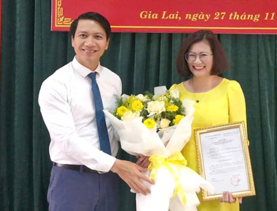Phó Bí thư Tỉnh ủy Gia Lai Nguyễn Ngọc Lương trao quyết định, tặng hoa chúc mừng bà Nguyễn Thị Thanh Hằng. Ảnh: L.T