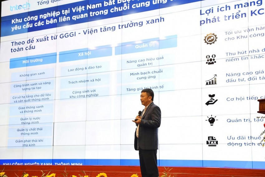 Ông Bùi Quốc Khánh trình bày về các nội dung chuyển đổi trong KCN.