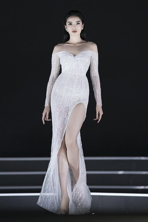 Chiếc váy xẻ cao ánh bạc làm tôn lên thân hình đồng hồ cát của người đẹp.