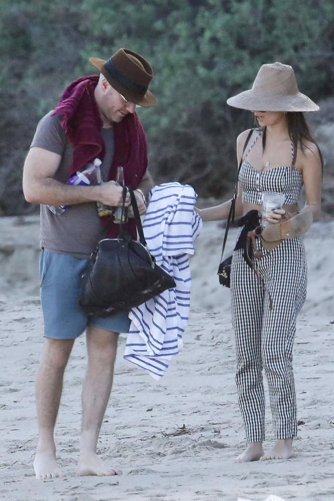 Emily Ratajkowski khoe body gợi cảm 'nảy lửa' bên trai lạ - ảnh 4