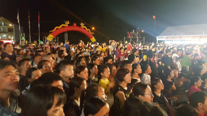 "Biển người" đến tham dự đêm khai mạc với những màn trình diễn nghệ thuật đặc sắc.