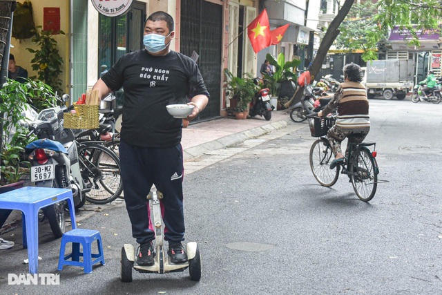 Những bát phở nóng hổi, đầy đặn đều được giao nhanh chóng, an toàn tới tay thực khách.