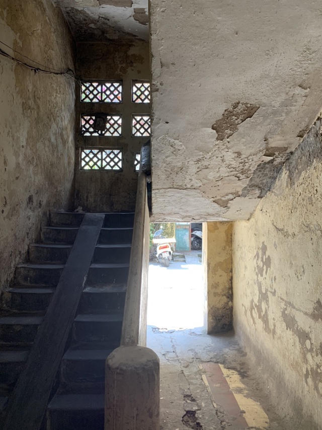 Cầu thang trong các khu tập thể cũ đầy ẩm mốc, từng vết loang lổ, phồng rộp theo thời gian với nhiều mảng bong tróc sẵn sàng rơi xuống bất cứ lúc nào.