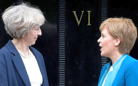 Thủ tướng Anh Theresa May (trái) và Thủ hiến Scotland Nicola Sturgeon. (Ảnh: AFP)