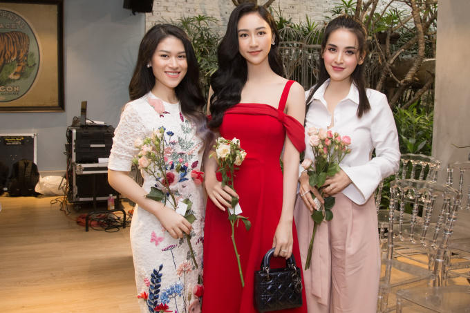 Á hậu Hà Thu hờ hững lưng trần, mang túi Dior sành điệu