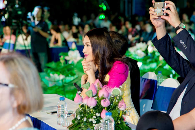 &Aacute; hậu Lệ Hằng g&acirc;y thương nhớ với &aacute;o d&agrave;i truyền thống