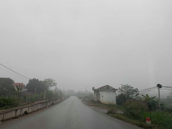 Không chỉ trong khu vực nội thành, thời tiết sương mù còn lan rộng ra nhiều khu vực huyện ngoại thành như Đan Phượng, Hoài Đức... Ảnh Hữu Phương.