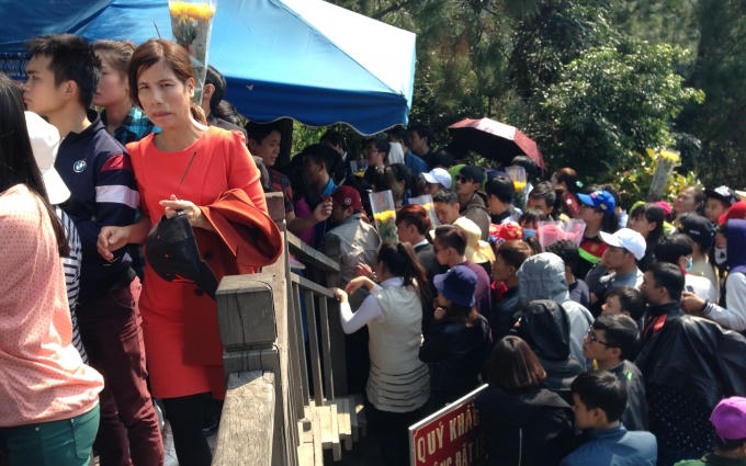 Dòng người mỗi lúc một đông, nhiều người để vào được khu lăng mộ đã phải lắc đầu ngán ngẩm, vã mồ hôi.