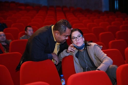 &Ocirc;ng x&atilde; Dũng Taylor lu&ocirc;n lu&ocirc;n b&ecirc;n cạnh động vi&ecirc;n cũng như chăm s&oacute;c nữ ca sĩ.