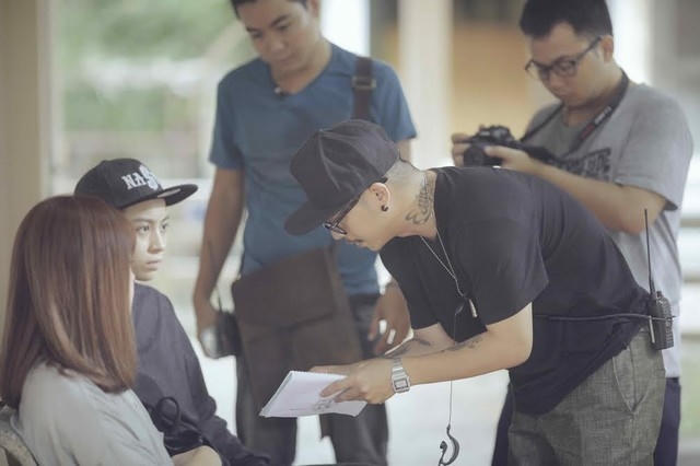 Đạo diễn Việt Max đang chỉ đạo diễn xuất cho Gille và ChiPu