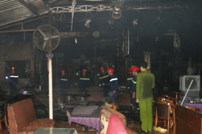 Lực lượng PCCC đã dập tắt ngọn lửa, công an điều tra nguyên nhân sự việc.