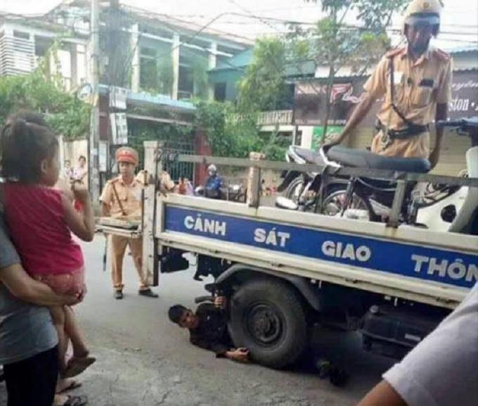 Với hành vi ăn vạ bằng cách ôm lốp xe chở phương tiện vi phạm của CSGT nam thành niên bị xử phát hơn 6 triệu đồng.