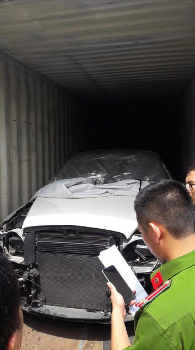 Lực lượng chức năng tiến hành mở container.