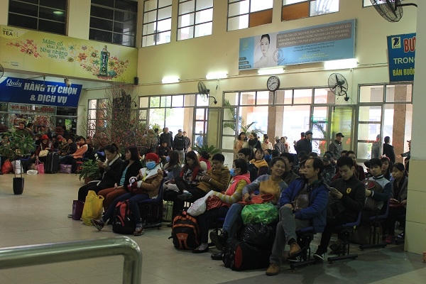 Mặc dù trời lạnh trên dưới 10oC, nhưng theo ghi nhận của PV, thì  người dân đã có mặt tại các bến xe từ rất sớm. Ảnh: Như Trường.