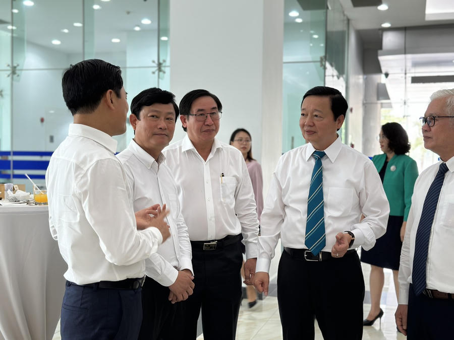 Phó Thủ tướng Chính phủ Trần Hồng Hà trao đổi với lãnh đạo các tỉnh dự hội nghị.