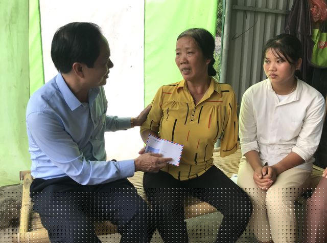 Thầy Liệu trao tặng món quà nhỏ cho bà Hạt để động viên bà yên tâm ở nhà chữa căn bệnh hiểm nghèo.