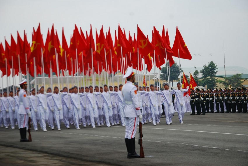 Mở đầu buỗi diễu binh khối chiến sỹ mang cờ Đảng, cờ Tổ quốc.