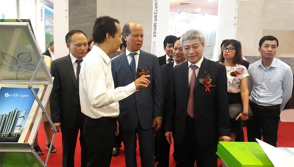 Tổng giám đốc Capital House Đỗ Đức Đạt giới thiệu các giải pháp công trình xanh với Thứ trưởng Bộ Xây dựng Bùi Phạm Khánh, Chủ tịch VNREA Nguyễn Trần Nam cùng các lãnh đạo UBND TP Hà Nội tại Triển lãm.