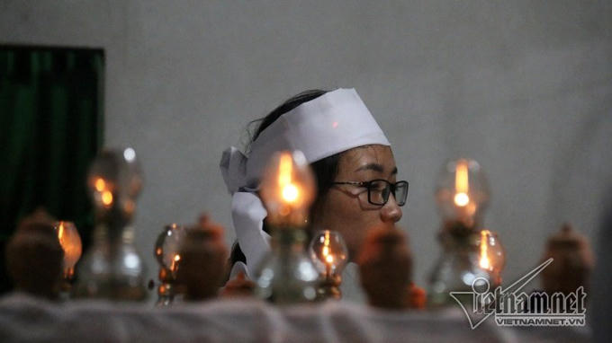 Con gái đầu của vợ chồng ông Nguyền thất thần bên linh cữu cha mẹ.