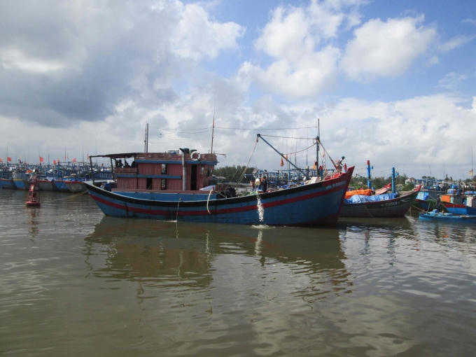 Nhiều tàu thuyền đã về nhưng đến chiều ngày 16.12, cha con ông Ba vẫn chưa về (ảnh Văn Hoàng)