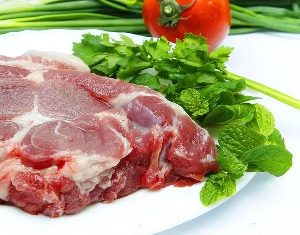 Thịt lợn sạch đơn giản là thịt con lợn không nuôi bằng cám tăng trọng và không bị tiêm thuốc tạo nạc. Ảnh minh họa: Internet