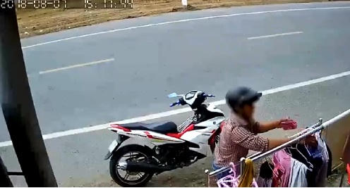 ...rồi nhanh tay lấy chiếc quần "chíp ".