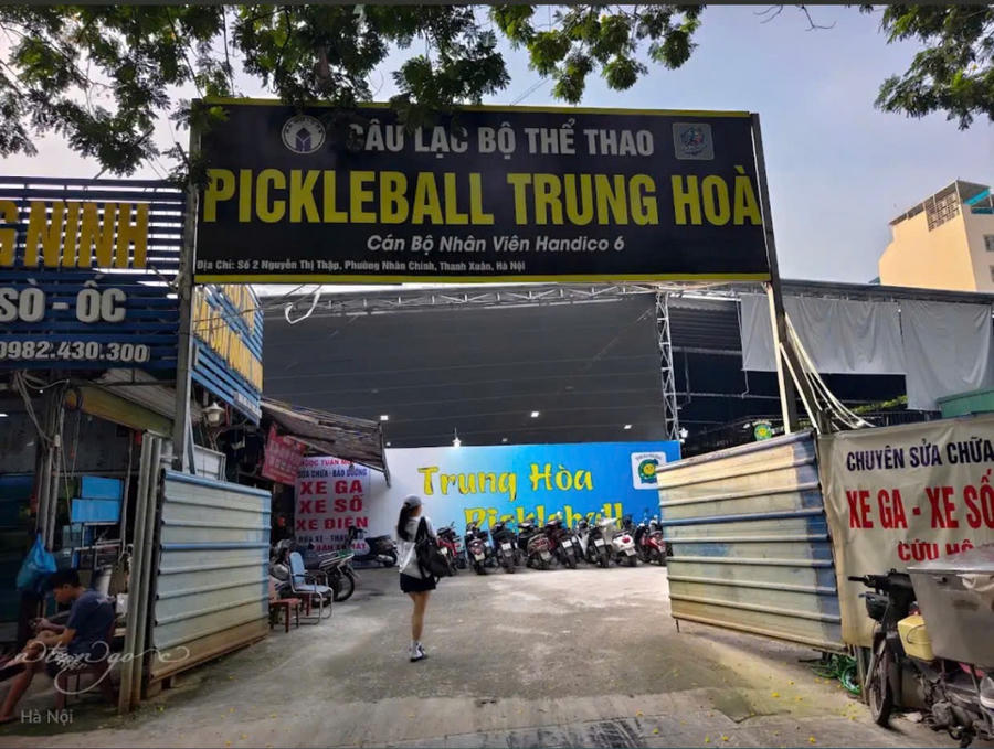 Sân pickleball xây dựng trái phép tại đường Nguyễn Thị Thập, phường Yên Hoà, Hà Nội.