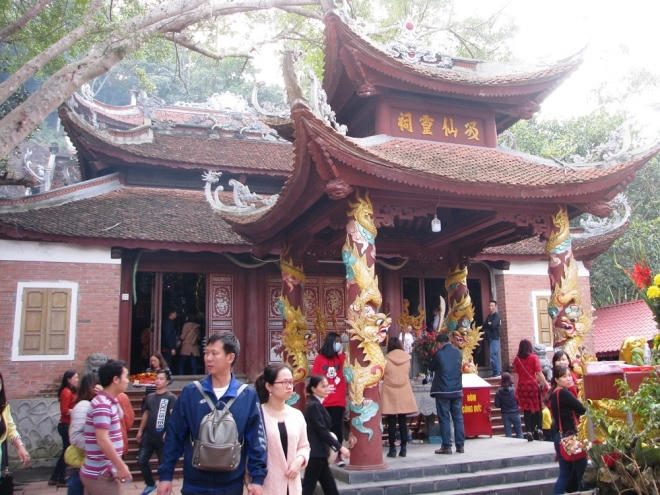 Đền Cặp Tiên nằm trên địa bàn xã Đông Xá, huyện đảo Vân Đồn Quảng Ninh.   Theo truyền thuyết của ngư dân trong vùng, đền Cặp Tiên được xây dựng để thờ một vị tiểu thư con gái Trần Quốc Tảng (một vị tướng và là con trai thứ ba của Hưng Đạo đại vương Trần Quốc Tuấn) nên còn có tên gọi là đền “Cô bé Cửa Suốt”.   Đền này nằm trong quần thể đền Cửa Ông đã được Bộ Văn hoá cấp bằng di tích lịch sử năm 1989. Tuy không phải là một ngôi đền lớn, nhưng mỗi năm đền Cặp Tiên thu hút hàng vạn lượt du khách thập phương đến hành lễ và tham quan.