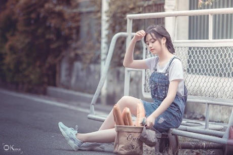 &ldquo;Hot girl b&aacute;n b&aacute;nh mỳ&rdquo; xinh đẹp x&ocirc;n xao cư d&acirc;n mạng