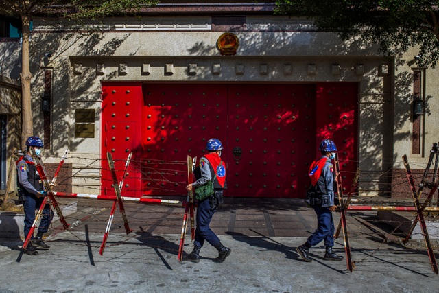 Cảnh sát Myanmar dựng rào chắn bên ngoài Đại sứ quán Trung quốc ở Yangon khi các cuộc biểu tình nổ ra hôm 12/2. (Ảnh: NYTimes)