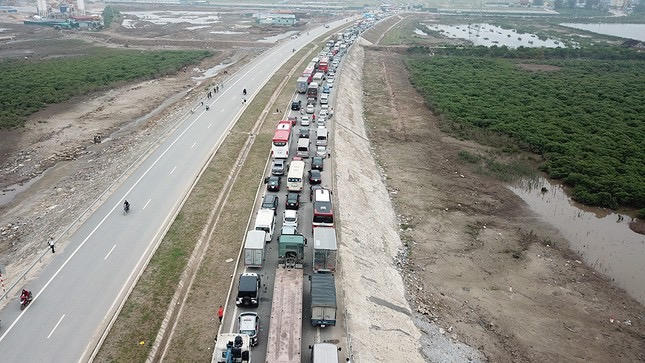 Tuyến đường từ phà Gót từ Cát Hải sang đảo Cát Bà thường xuyên xảy ra ách tắc.