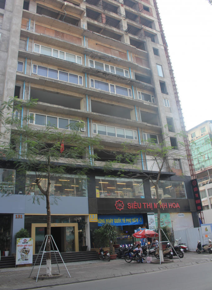 Công trình thi công dang dở, nhưng chủ đầu tư lại tiến hành cải tạo cho thuê mặt bằng tầng 1 làm siêu thị, cửa hàng lớn.