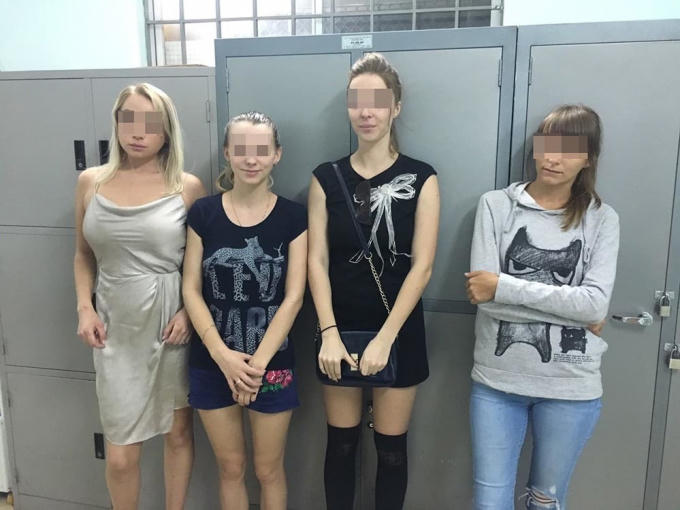Các chân dài quốc tịch Nga, Ukraine... khi bị mời về trụ sở công an.