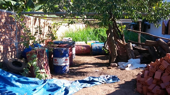 Hàng chục thùng phuy đựng xăng dầu mà các tài xế rút trộm