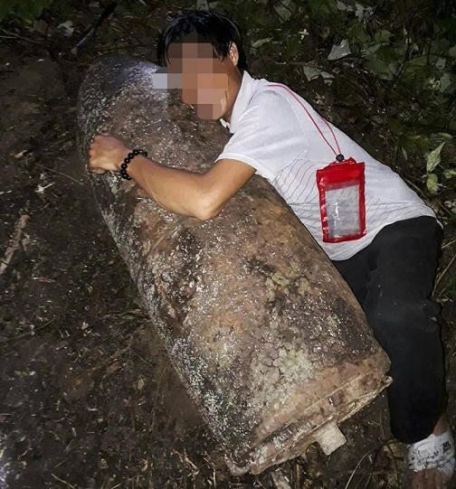 Sau khi phát hiện, anh M. bất chấp nguy hiểm tới ôm quả bom để chụp ảnh.