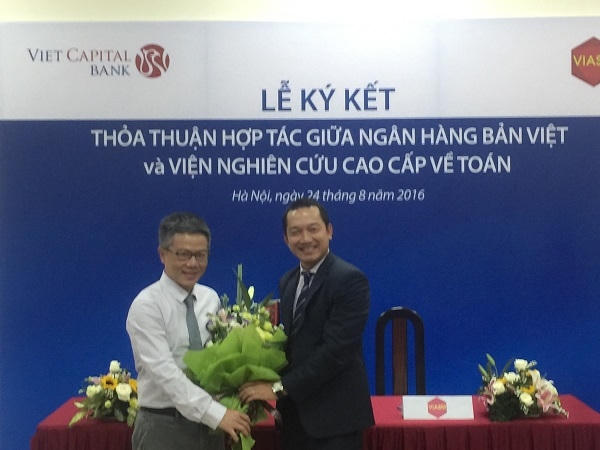 Giáo sư Ngô Bảo Châu tặng hoa chúc mừng, khẳng định sự hợp tác và phát triển.