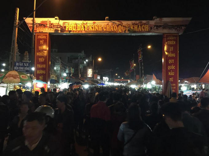 Dòng người như nêm, chật cứng các ngả đường lúc đêm về tại chợ Viềng, Nam Định. Ảnh Văn Đại.