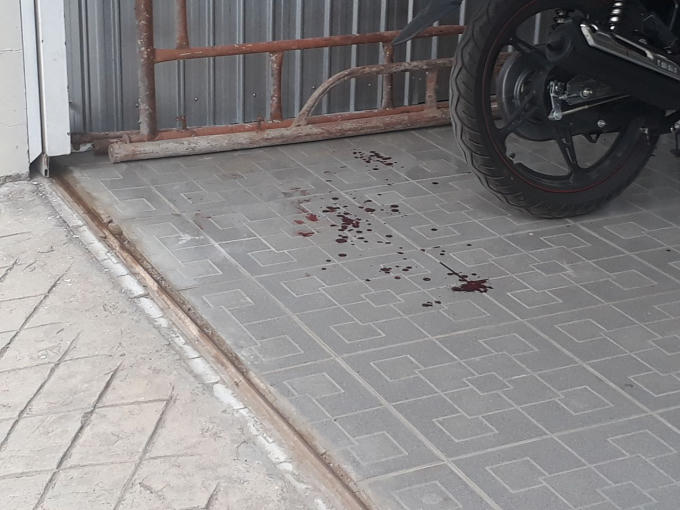 Vết máu của cha con ông Bình thời điểm bị trúng đạn.