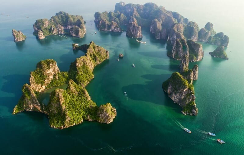 Hàng ngàn đảo đá ở Vịnh Bái Tử Long được thiên nhiên phong hoá tạo ra một hình thái đặc biệt như một bức tranh thủy mặc được tạo ra từ biển và đảo.