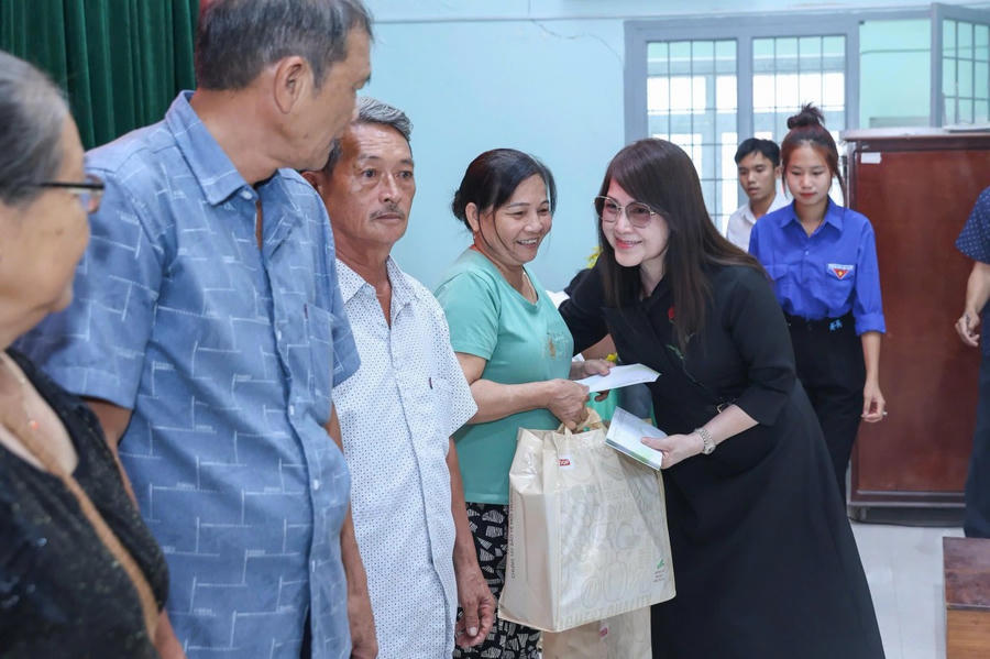 Hiệp sĩ Đại Thánh Giá Anna Nguyễn Thị Kim Yến ân cần thăm hỏi và tặng quà người dân.