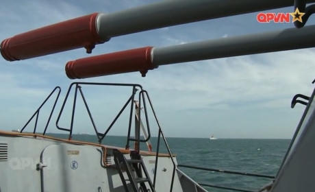 Pháo hạm AK-726 được trang bị hệ thống pháo nòng kép cỡ 76,2mm có tuổi thọ mỗi nòng khoảng 3.000-5.000 viên (bắn số lượng chừng ấy là phải thay thế).