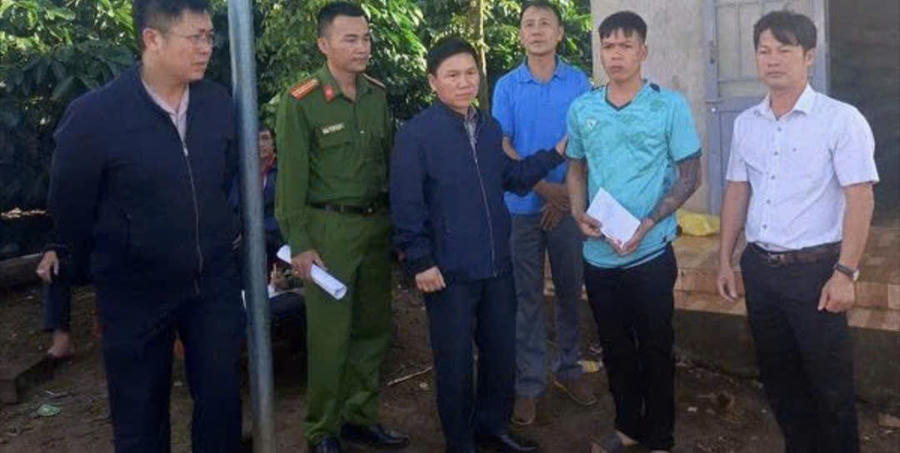 Sau khi sự việc đau lòng xảy ra, chính quyền địa phương đã đến động viên chia sẻ mất mát với gia đình 3 cháu nhỏ.