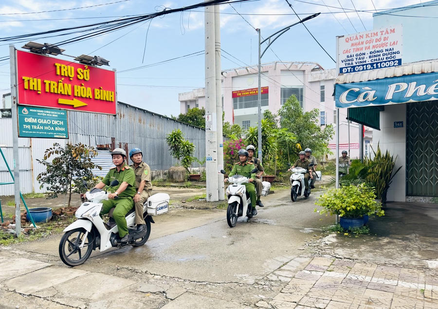 Các Tổ bảo vệ ANTT tham gia cùng Công an thị trấn Hòa Bình, huyện Hòa Bình (tỉnh Bạc Liêu) tuần tra, bảo đảm ANTT, trật tự an toàn giao thông trên địa bàn.