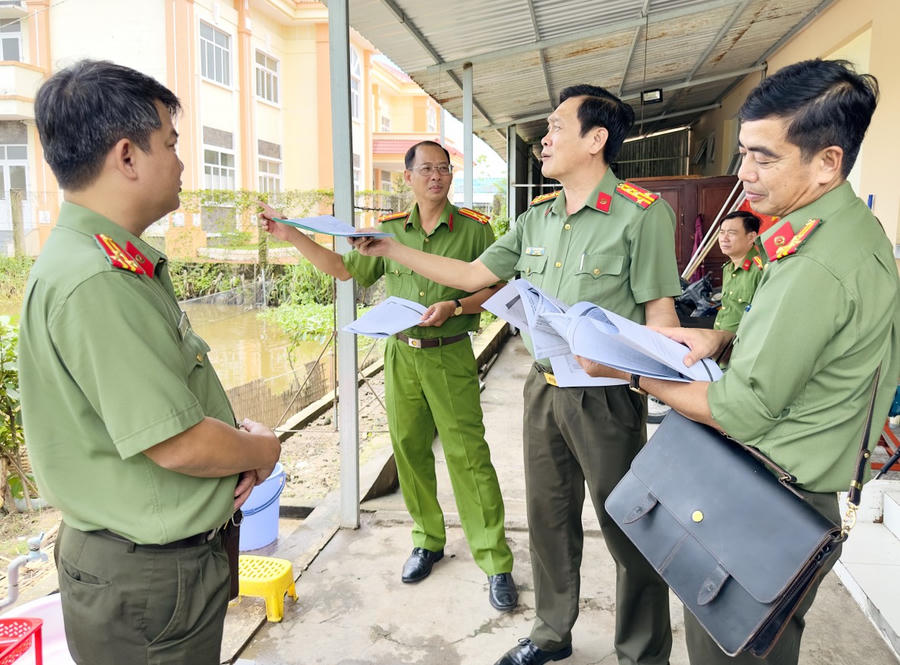 Giám đốc Công an tỉnh Cà Mau, kiểm tra cơ sở vật chất, tiến độ sửa chữa một số hạng mục công trình trụ sở Công an các phường. Đồng thời, đề nghị từng cán bộ, chiến sĩ phải nhanh chóng tiếp cận công việc, triển khai nhiệm vụ bảo đảm ANTT theo địa bàn mới.