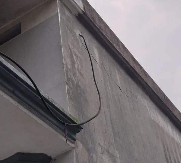 Nhà dân bị nứt tường.
