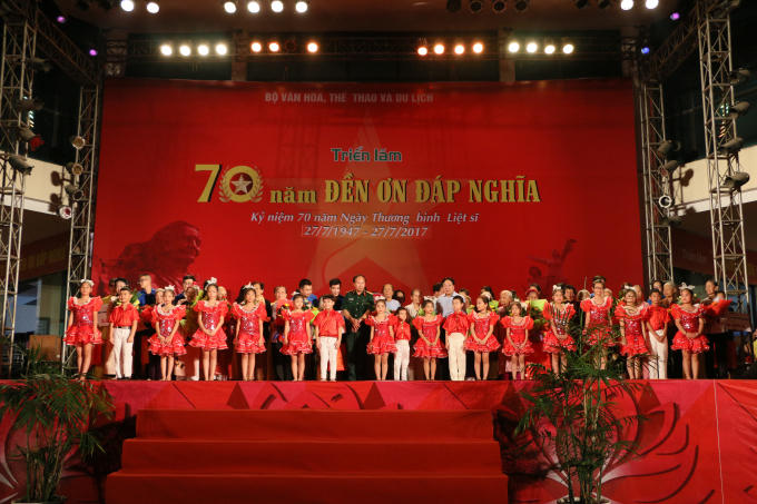 Đại diện Ban tổ chức tri ân tặng quà cho đại diện các Mẹ Việt Nam Anh hùng