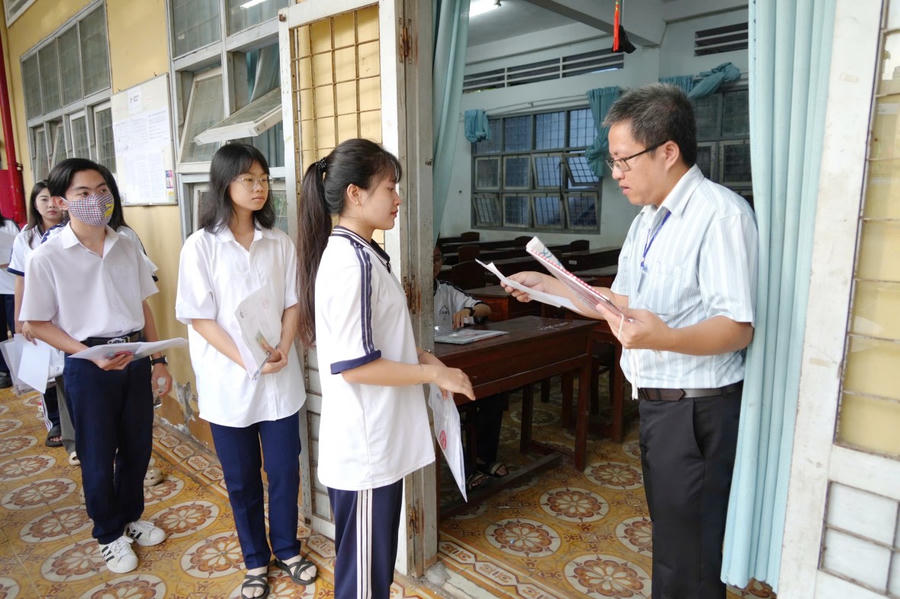 Thí sinh làm thủ tục dự thi tại điểm thi Trường THPT Hồ Thị Kỷ (Phường 2, TP. Cà Mau).