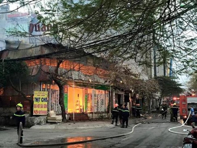 Hiện trường vụ cháy tại phố Nguyễn Khang.