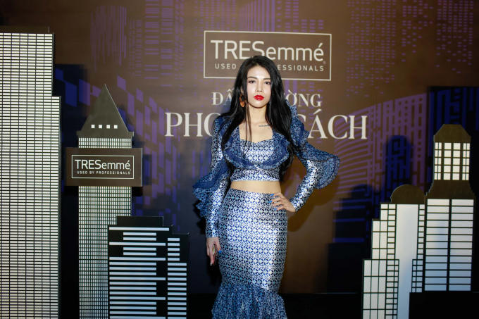 D&agrave;n mỹ nh&acirc;n Vbiz khoe phong c&aacute;ch, kiểu t&oacute;c đẹp miễn ch&ecirc; trong show thời trang