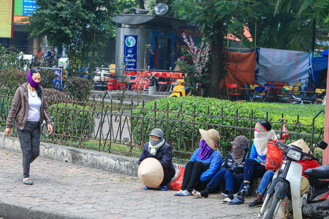 Người lao động ngoại tỉnh co ro chờ việc ở vườn hoa Ngọc Thụy (quận Long Biên).